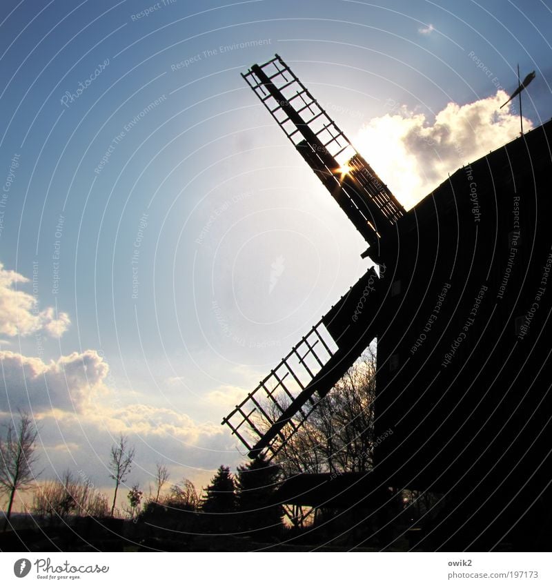 Windkraftanlage Wirtschaft Dienstleistungsgewerbe Ruhestand Feierabend Mühle Windmühlenflügel Historische Bauten Landschaft Himmel Wolken Klima Wetter