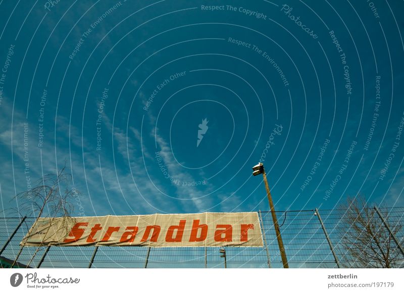 Strandbar April Berlin Straße street Buden u. Stände Bar Gastronomie Erfrischung Erholung Himmel Wolken Saison Sommer Ferien & Urlaub & Reisen Transparente