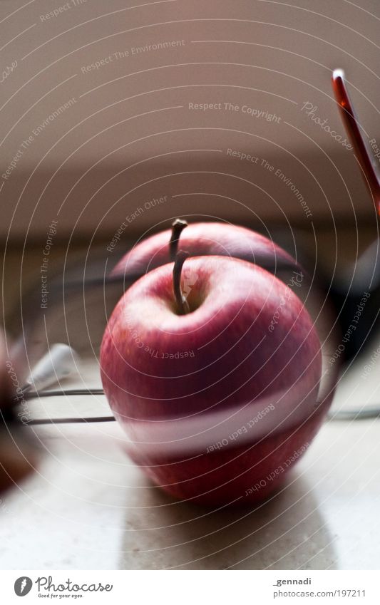 Eindeutig zweideutig Brille Brillenträger Brillenschlange Apfel Brillenglasstärke Blick rot durchsichtig Durchblick durcheinander durchschaut Farbfoto