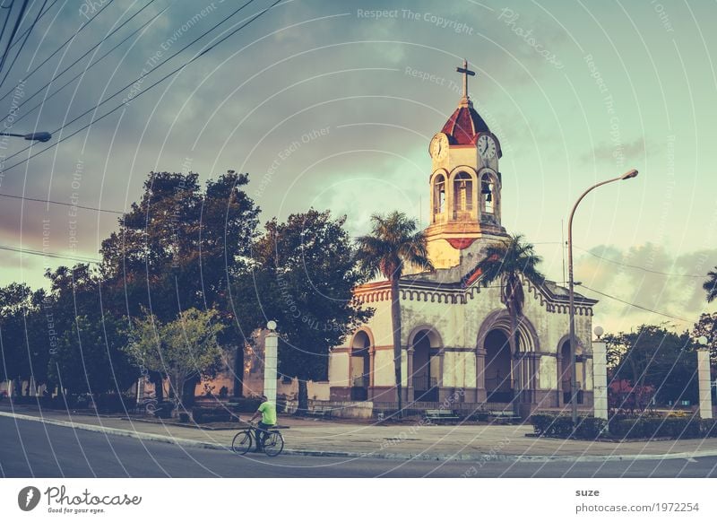 ... ums Dorf Ferien & Urlaub & Reisen Ausflug Fahrradfahren Wolken Stadtrand Kirche Platz Bauwerk Gebäude Sehenswürdigkeit Wahrzeichen Straße alt ästhetisch