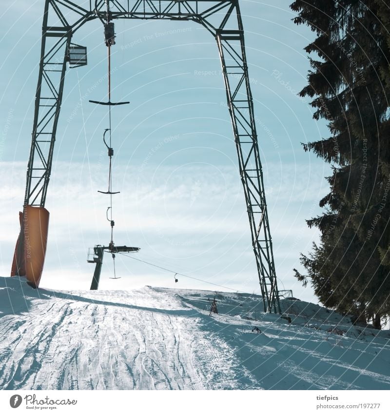 einsam im lift. Ferien & Urlaub & Reisen Winter Schnee Winterurlaub Berge u. Gebirge Wintersport Skipiste Himmel Schönes Wetter Baum Alpen Schneebedeckte Gipfel