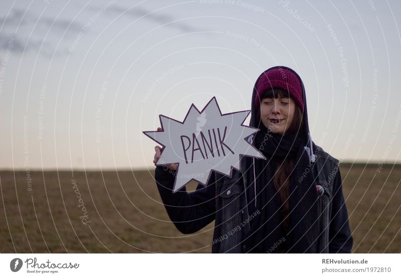 Carina | Panik? Stil Lippenstift Mensch feminin Junge Frau Jugendliche Erwachsene 1 18-30 Jahre Umwelt Natur Landschaft Himmel Herbst Wiese Feld Jacke Mütze