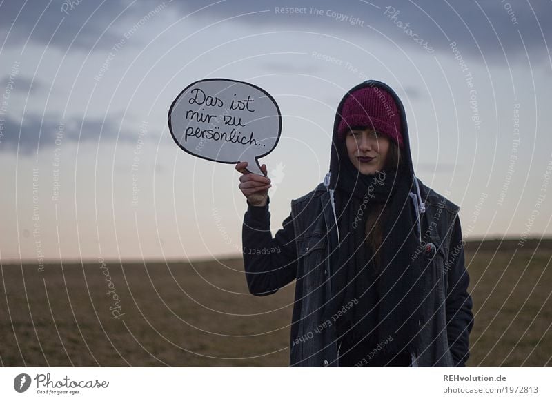 Carina | Sprechblase Mensch feminin Junge Frau Jugendliche Erwachsene 1 18-30 Jahre Umwelt Natur Landschaft Himmel Wiese Feld Jacke Mütze Schriftzeichen