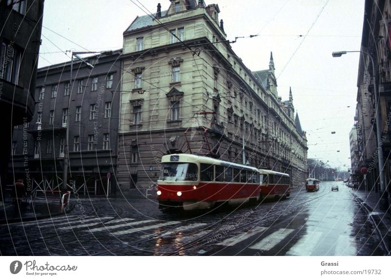 Prag 3 Straßenbahn S-Bahn Eisenbahn Gleise Stadt Mitte Verkehrsmittel Zebrastreifen Ampel Sowjetunion Haus Stadtentwicklung Krach Verkehrswege Regen Fahrplan