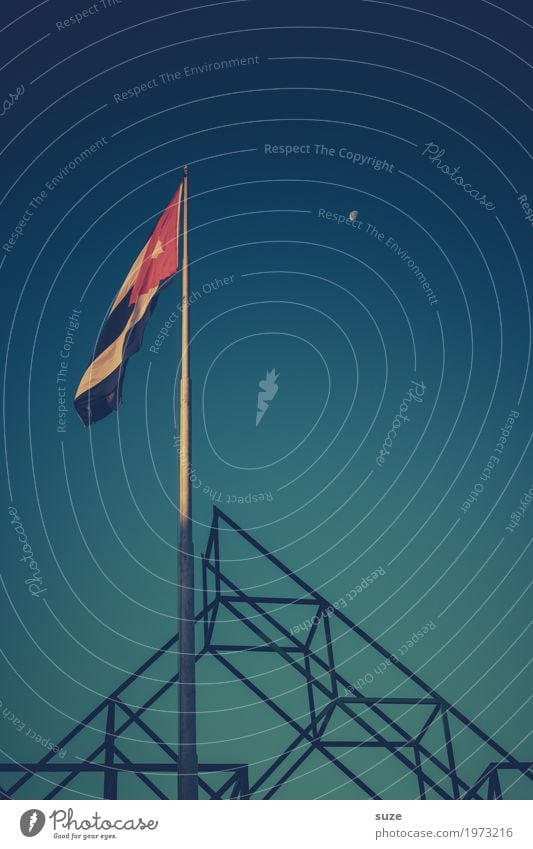 Appell Ferien & Urlaub & Reisen Freiheit Städtereise Himmel Mond Wind Wärme Platz Fahne Bewegung dunkel rebellisch retro blau Stolz Politik & Staat
