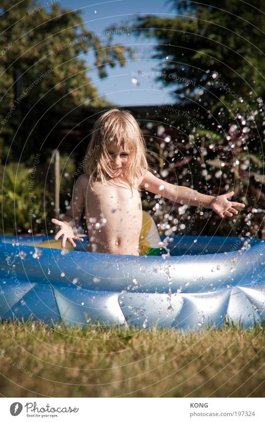 der plansch Kind Kleinkind Junge 1 Mensch 3-8 Jahre Kindheit Wasser Wassertropfen langhaarig Planschbecken Schwimmbad Schwimmen & Baden frei Fröhlichkeit frisch