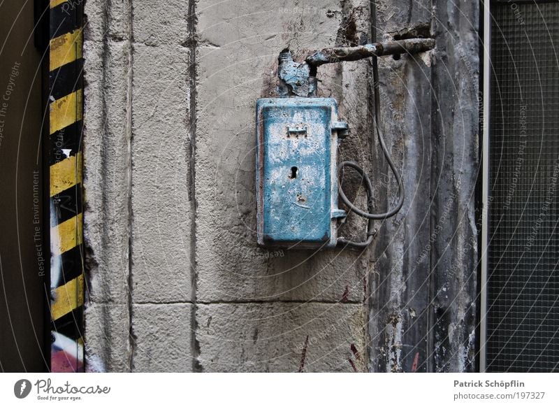 e² Technik & Technologie Energiewirtschaft Stromkasten Kabel Mauer Schloss Haus Industrieanlage Fabrik Wand Fassade Stein Beton Glas Metall Stahl Rost Backstein