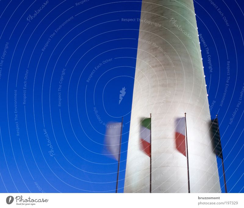 Flagge zeigen Himmel Wolkenloser Himmel Nachthimmel Düsseldorf Turm Bauwerk Beton blau Fernsehturm Fahne Fahnenmast Nordrhein-Westfalen flattern wehen Wind