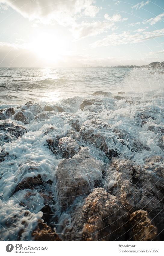 saus und braus Umwelt Natur Urelemente Luft Wasser Wassertropfen Wolken Horizont Sommer Wetter Schönes Wetter Wind Wellen Küste Seeufer Strand Meer gigantisch