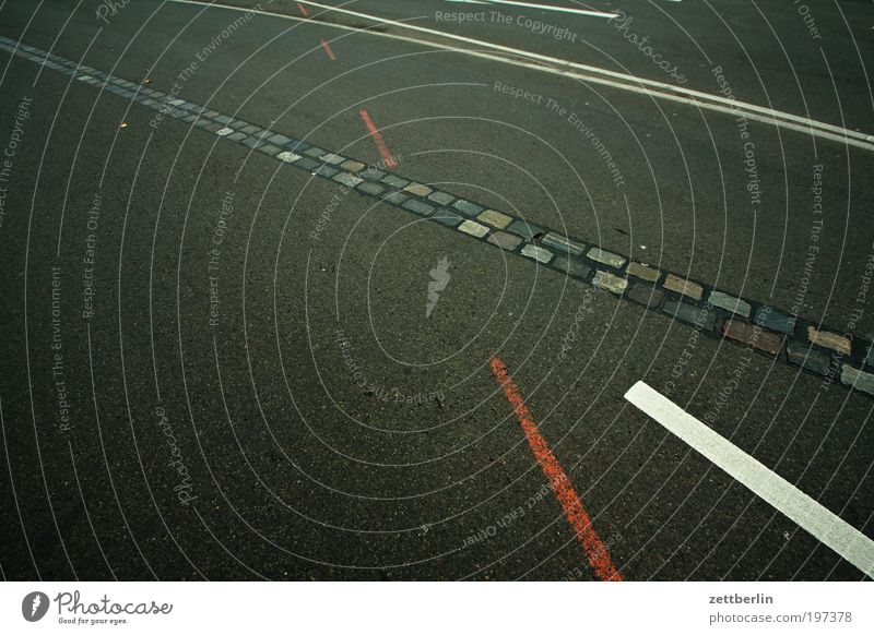 Mauerstreifen Asphalt DDR Denkmal Deutschland Freiheit Kalter Krieg Linie mauerverlauf Osten Schilder & Markierungen Sehenswürdigkeit Sightseeing Straße