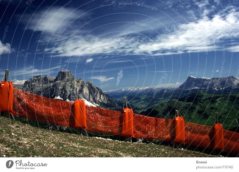 Dolomiten Fangzaun Skipiste Berge u. Gebirge Wolken Bahn Skilift Schnee Wetter Blauer Himmel Luft rein Zaun Grenze Begrenzung Schutz Aussicht Landschaft