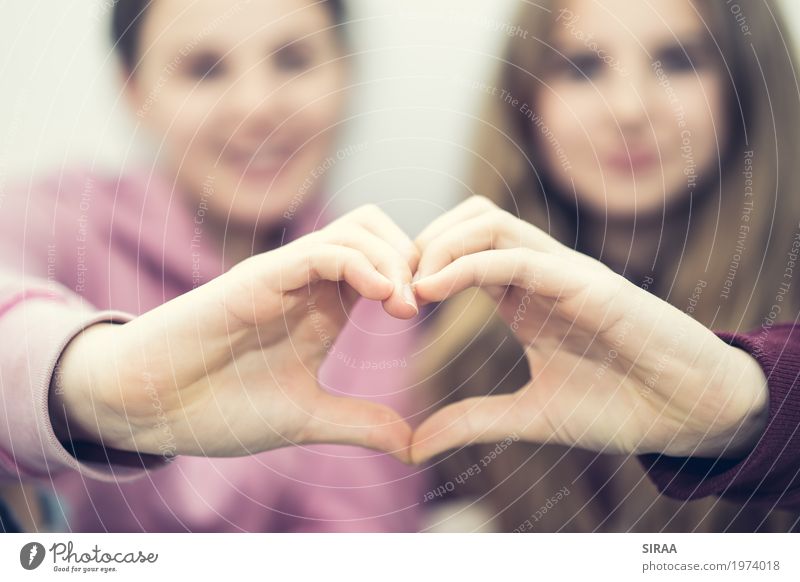 Best Friends Geburtstag feminin Mädchen Junge Frau Jugendliche Geschwister Schwester Freundschaft Kopf Haare & Frisuren Hand 2 Mensch 13-18 Jahre brünett blond