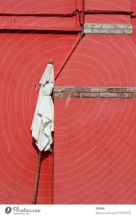 Angelehnt Menschenleer Mauer Wand Stein Beton warten rot Klima Sonnenschirm angelehnt Italien Burano Frühling arbeitslos Farbfoto mehrfarbig Außenaufnahme