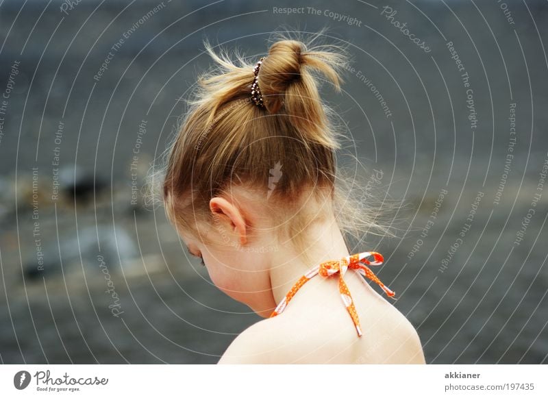 Meine Große Kind Mädchen Kindheit Haut Kopf Haare & Frisuren Gesicht Ohr Rücken Umwelt Natur Küste Strand Lächeln träumen nah Wärme Denken nachdenklich Schulter