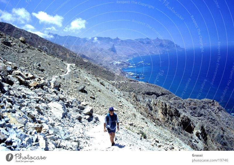 Unterwegs unterwegs wandern Teneriffa Küste Meer Insel laufen Wärme Sonne Himmel blau heiß Geröll Wege & Pfade Fußweg steinig Stein Kilometer Wanderschuhe