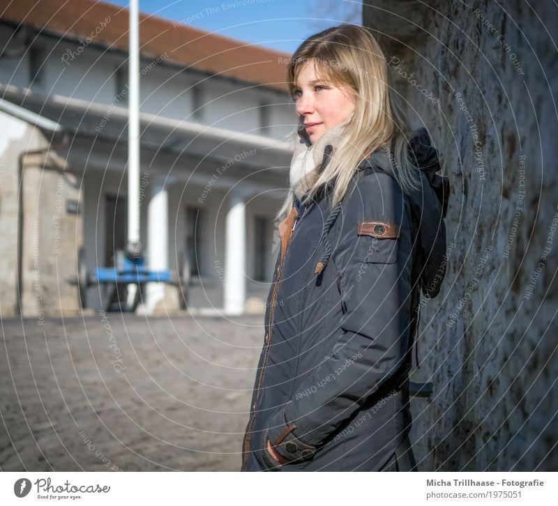 Blonde Frau mit Jacke und Schal Tourismus Sightseeing Städtereise Mensch feminin Junge Frau Jugendliche Erwachsene Körper Kopf Haare & Frisuren Gesicht Auge