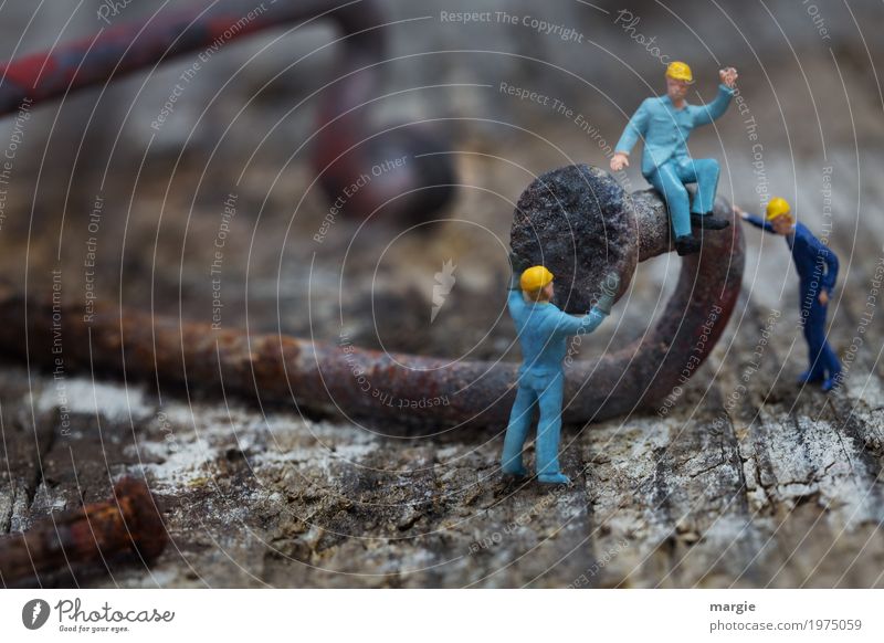 Miniwelten - Geradebiegen heimwerken Beruf Handwerker Arbeitsplatz Baustelle Dienstleistungsgewerbe Werkzeug Hammer Mensch maskulin Mann Erwachsene 3 blau braun