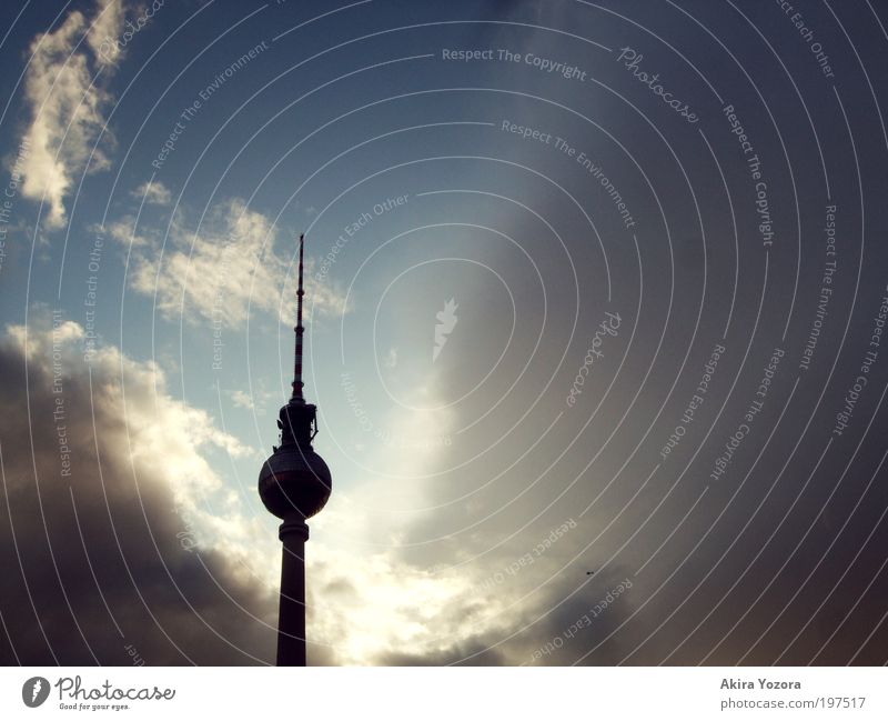 Der Himmel über Berlin Wolken Gewitterwolken Sonne Sommer Wetter schlechtes Wetter Hauptstadt Stadtzentrum Turm Fernsehturm Sehenswürdigkeit Wahrzeichen