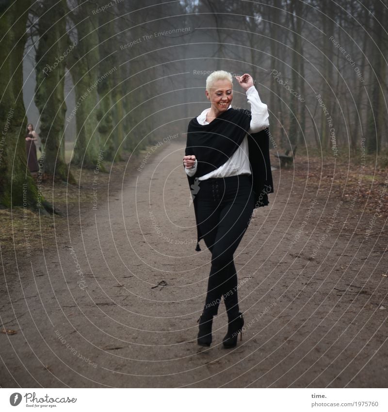 . feminin 1 Mensch 2 Winter Baum Wald Wege & Pfade Hemd Hose Stoff Damenschuhe blond kurzhaarig lachen stehen Tanzen außergewöhnlich positiv schön Freude Glück