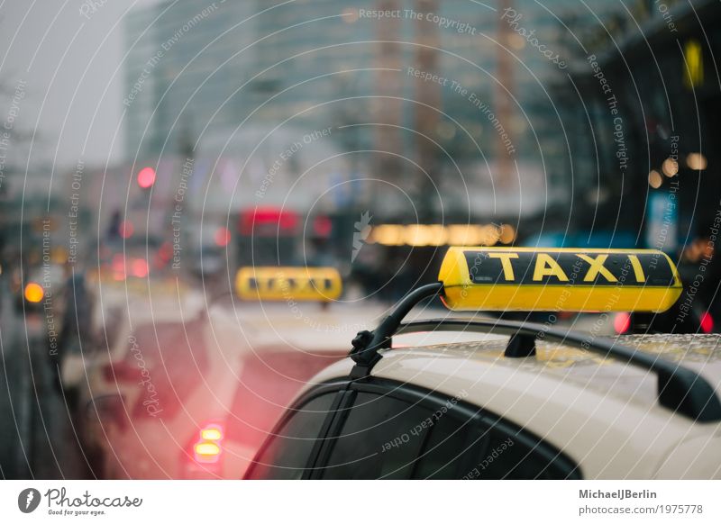 Taxis in Warteschlange in Großstadt Hintegrund Verkehr Verkehrsmittel Öffentlicher Personennahverkehr Autofahren warten gelb Ferien & Urlaub & Reisen