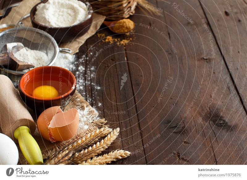 Zutaten und Utensilien zum Backen hautnah Getreide Teigwaren Backwaren Brot Schalen & Schüsseln Holz frisch braun weiß Hintergrund backen Bäckerei blanko