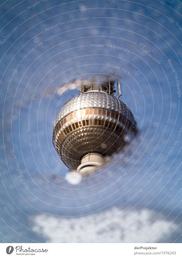 Fernsehturm in Berlin in einer Pfützenspiegelung I Muster abstrakt Urbanisierung Hauptstadt Textfreiraum rechts Textfreiraum links Coolness Textfreiraum Mitte