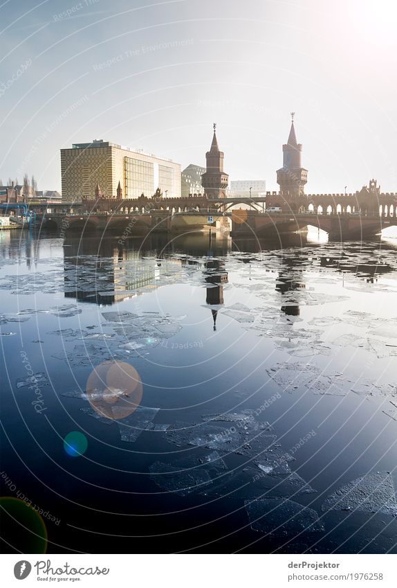 Oberbaumbrücke im Winter II Totale Starke Tiefenschärfe Sonnenstrahlen Sonnenlicht Reflexion & Spiegelung Kontrast Schatten Außenaufnahme Textfreiraum unten