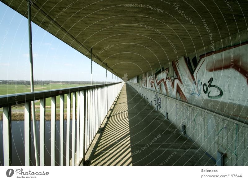 Fluchtpunkt Umwelt Natur Landschaft Wiese Feld Brücke Tunnel Bauwerk Gebäude Verkehr Verkehrswege Personenverkehr Fußgänger Wege & Pfade beobachten laufen