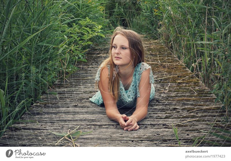 junge Frau liegt auf Holzsteg Lifestyle Freizeit & Hobby Mensch feminin Junge Frau Jugendliche Erwachsene 1 18-30 Jahre Natur Gras Sträucher Kleid blond