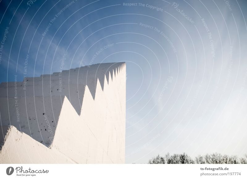 schräge, schräge, Himmelssäge! Kunst Kunstwerk Skulptur Wolken Bremen Weser Skyline Turm Architektur Mauer Wand Treppe Leiter Leitersprosse Klettern Stein Beton