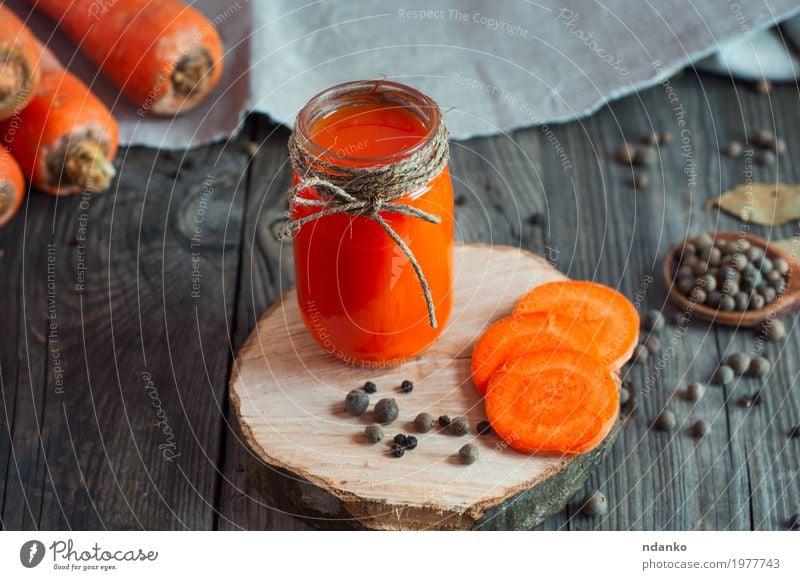 Karottensaft mit einem Glasgefäß auf einer Holzoberfläche Gemüse Kräuter & Gewürze Vegetarische Ernährung Getränk trinken Erfrischungsgetränk Saft Flasche Tisch