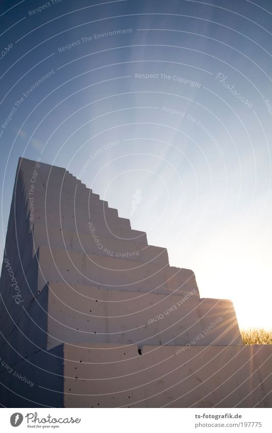 Dünnluftmacher Klettern Kunst Kunstwerk Skulptur Luft Himmel Wolken Sonnenaufgang Sonnenuntergang Schleierwolken Bremen Turm Mauer Wand Treppe Stein Beton Linie