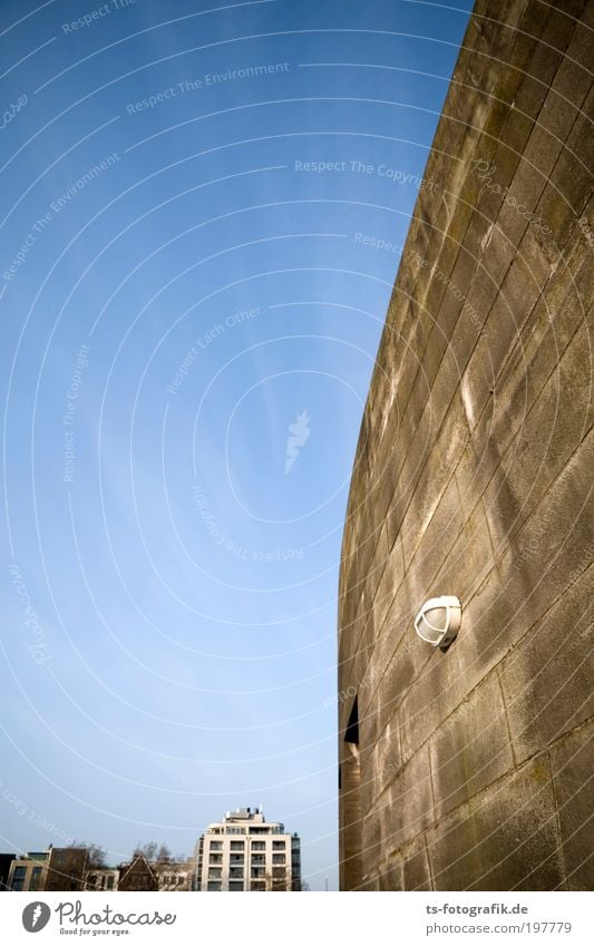 Jerichos Blaskapelle im Stau Luft Himmel Wolkenloser Himmel Bremen Menschenleer Haus Hochhaus Brücke Bauwerk Architektur Mauer Wand Fassade Lampe Außenleuchte