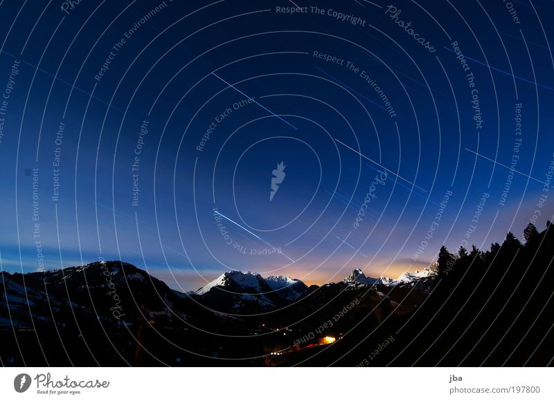 Stripes in the Sky Ferne Freiheit Natur Landschaft Himmel Nachthimmel Stern Horizont Winter Alpen Berge u. Gebirge Gipfel Schneebedeckte Gipfel Saanenland