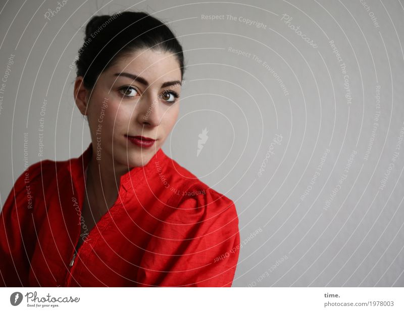 Berna feminin Frau Erwachsene 1 Mensch Kleid schwarzhaarig Zopf beobachten Denken Blick warten elegant schön rot Zufriedenheit selbstbewußt Romantik Wachsamkeit