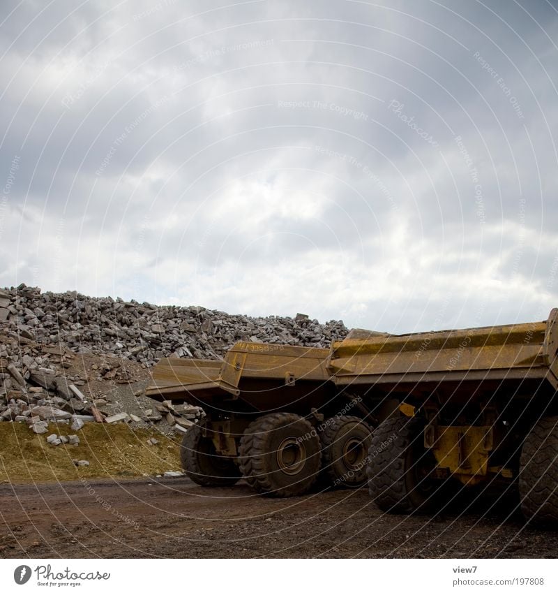 Truxs Baustelle Werkzeug Maschine Wolken schlechtes Wetter Verkehr Verkehrswege Fahrzeug Lastwagen Arbeit & Erwerbstätigkeit bauen Aggression authentisch