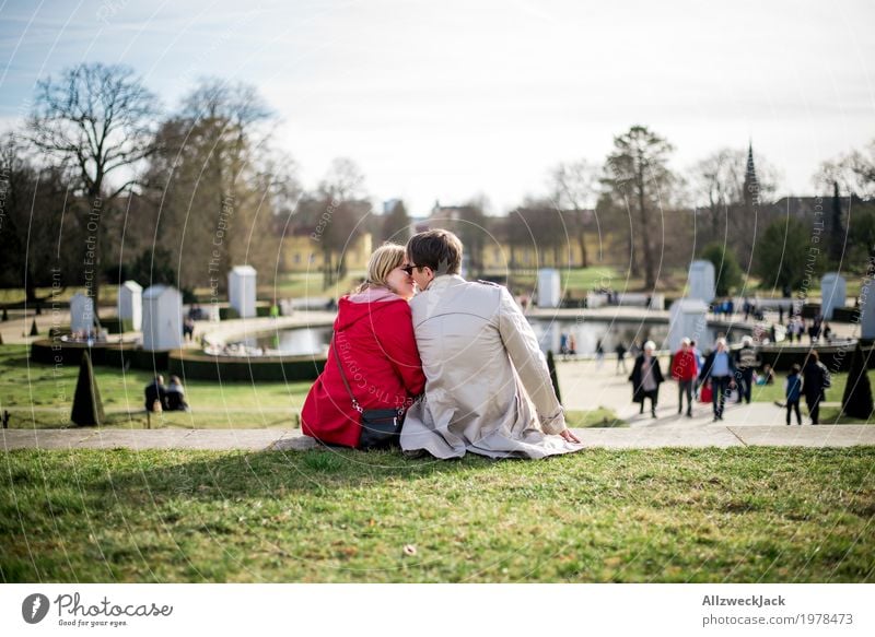 Knutschen im Park harmonisch Wohlgefühl Zufriedenheit Erholung ruhig Ausflug Sightseeing Städtereise Sonnenbad maskulin feminin Junge Frau Jugendliche