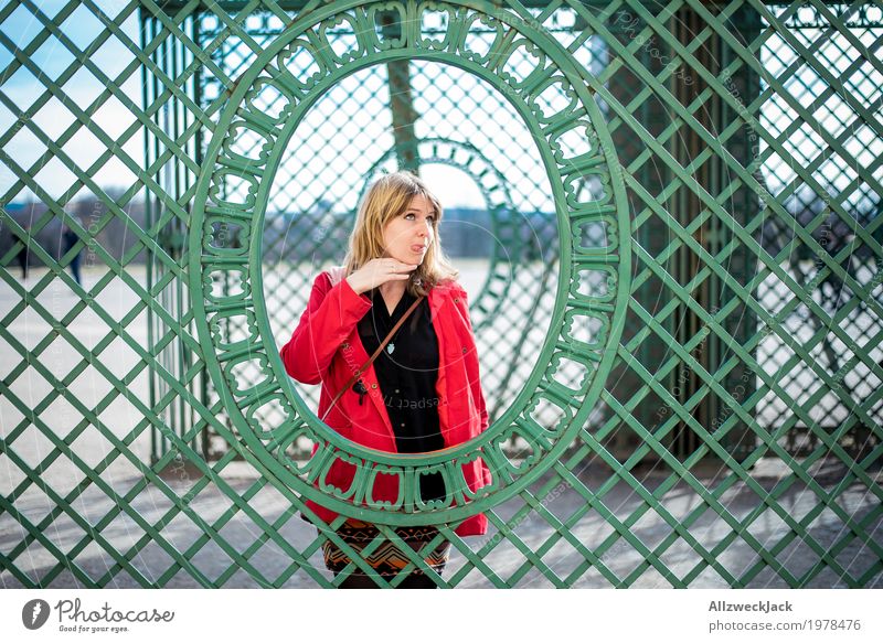 Fence Framed Portrait 3 Farbfoto Außenaufnahme Tag Porträt elegant Freude Spaßvogel feminin Junge Frau 1 Mensch ästhetisch blond frech Freundlichkeit schön rot