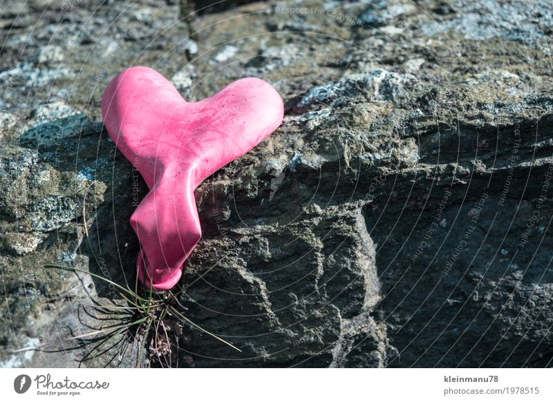 Aus der Puste Kunst Party Natur Frühling Schönes Wetter Park Felsen Stein Kunststoff Luftballon Diät alt hängen liegen sparen einfach Originalität dünn trist