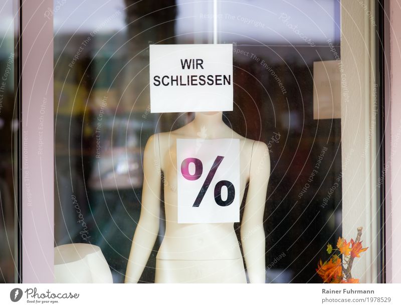 WIR SCHLIESSEN - ein Ladengeschäft macht zu Lifestyle kaufen Gebäude "Konkurs Pleite schliessen Schaufenster Schaufensterpuppe Prozente Nachlass Rabatt"