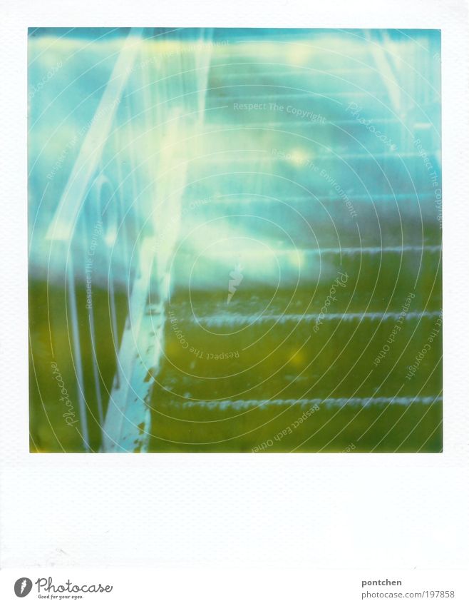 Polaroid zeigt Teil einer Treppe aus Metall. Verwunscjen. Märchenhafte Stimmung Holz ästhetisch fantastisch blau grün träumen Sehnsucht mystisch steigen Höhe