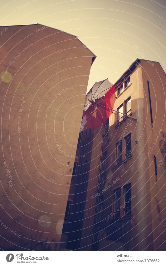 Ein Fallbeispiel Regenschirm Haus Hinterhof Altbau Stadt einklemmen rot festhalten fangen Schirm