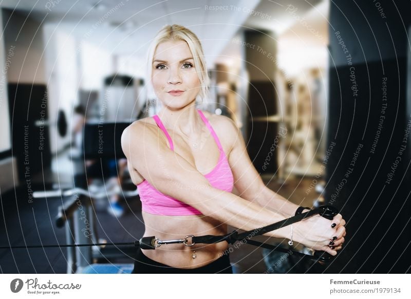 Fitness_43_1979134 Lifestyle feminin Junge Frau Jugendliche Erwachsene Mensch 18-30 Jahre Bewegung Fitness-Center Gesundheit Sport sportlich Sportler Zuggerät