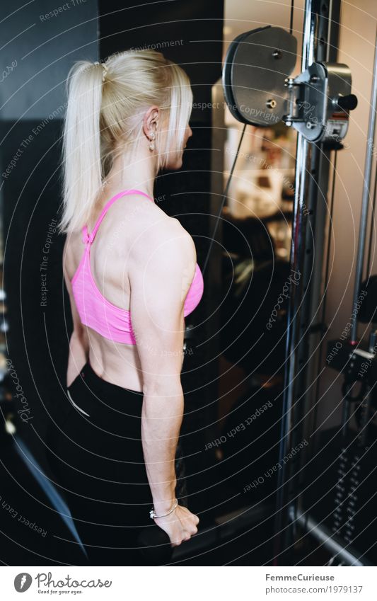 Fitness_37_1979137 Lifestyle feminin Junge Frau Jugendliche Erwachsene Mensch 18-30 Jahre Bewegung Fitness-Center Sport sportlich Pferdeschwanz blond Bustier