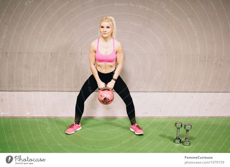 Fitness_12_1979159 Lifestyle feminin Junge Frau Jugendliche Erwachsene Mensch 18-30 Jahre Bewegung Kettlebell Gewichtheben Gewichte Hantel Sportbekleidung