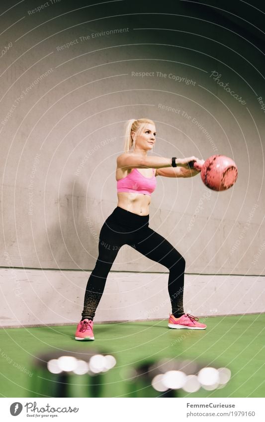 Fitness_34_1979160 Lifestyle feminin Junge Frau Jugendliche Erwachsene Mensch 18-30 Jahre Bewegung Kettlebell rosa Betonwand Gesundheit Sportbekleidung