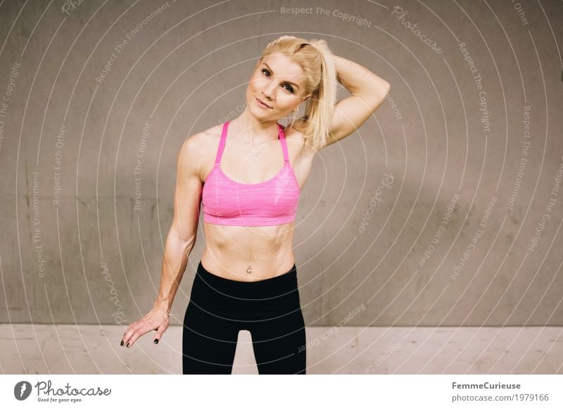 Fitness_33_1979166 Lifestyle feminin Junge Frau Jugendliche Erwachsene Mensch 18-30 Jahre Bewegung Sport sportlich Sportler Gesundheit bauchfrei Bustier Lächeln