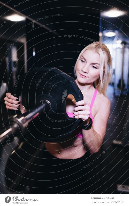 Fitness_32_1979180 Lifestyle feminin Junge Frau Jugendliche Erwachsene Mensch 18-30 Jahre Bewegung Sport sportlich Fitness-Center Gesundheit Hantel Hantelstange