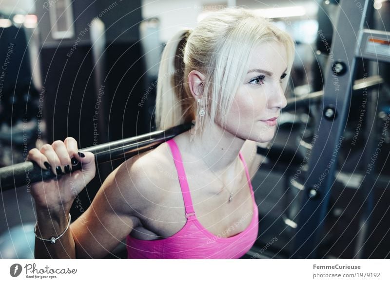 Fitness_31_1979192 Lifestyle feminin Junge Frau Jugendliche Erwachsene Mensch 18-30 Jahre Bewegung blond Pferdeschwanz Hantel Langhantel üben Sport-Training