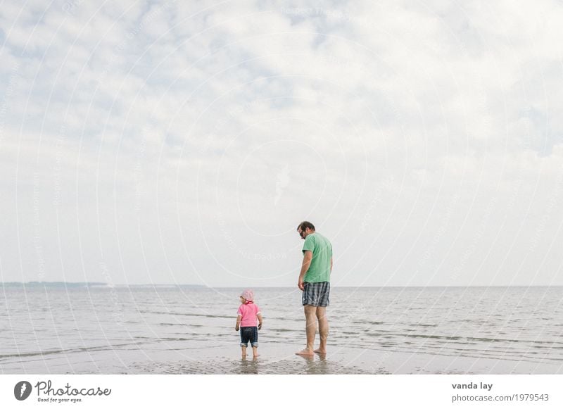 Groß und klein Schwimmen & Baden Freizeit & Hobby Ferien & Urlaub & Reisen Tourismus Sommer Sommerurlaub Sonne Strand Meer Ostsee Mensch Kind Kleinkind Mädchen